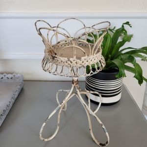 Farmhouse Wire Pedestal Stand